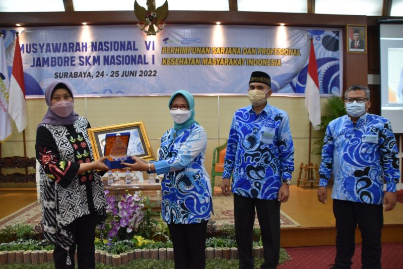 Berhasil Kendalikan Covid-19, Persakmi Beri Penghargaan Persakmi Award untuk Wali Kota Surabaya